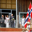 Kongeparet ønskes velkommen av ordfører Thorvald Hillestad og rektor ved Røråstoppen skole, Wenche Weum Bue (Foto: Håkon Mosvold Larsen / NTB scanpix)